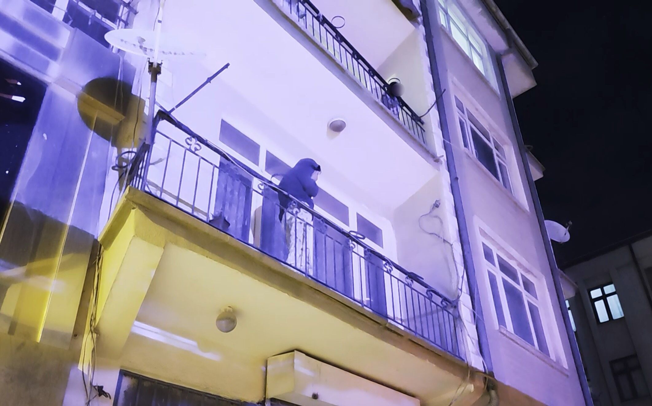 Ayrıldığı erkek arkadaşı evi bastı, kadın alt katın balkonuna atladı
