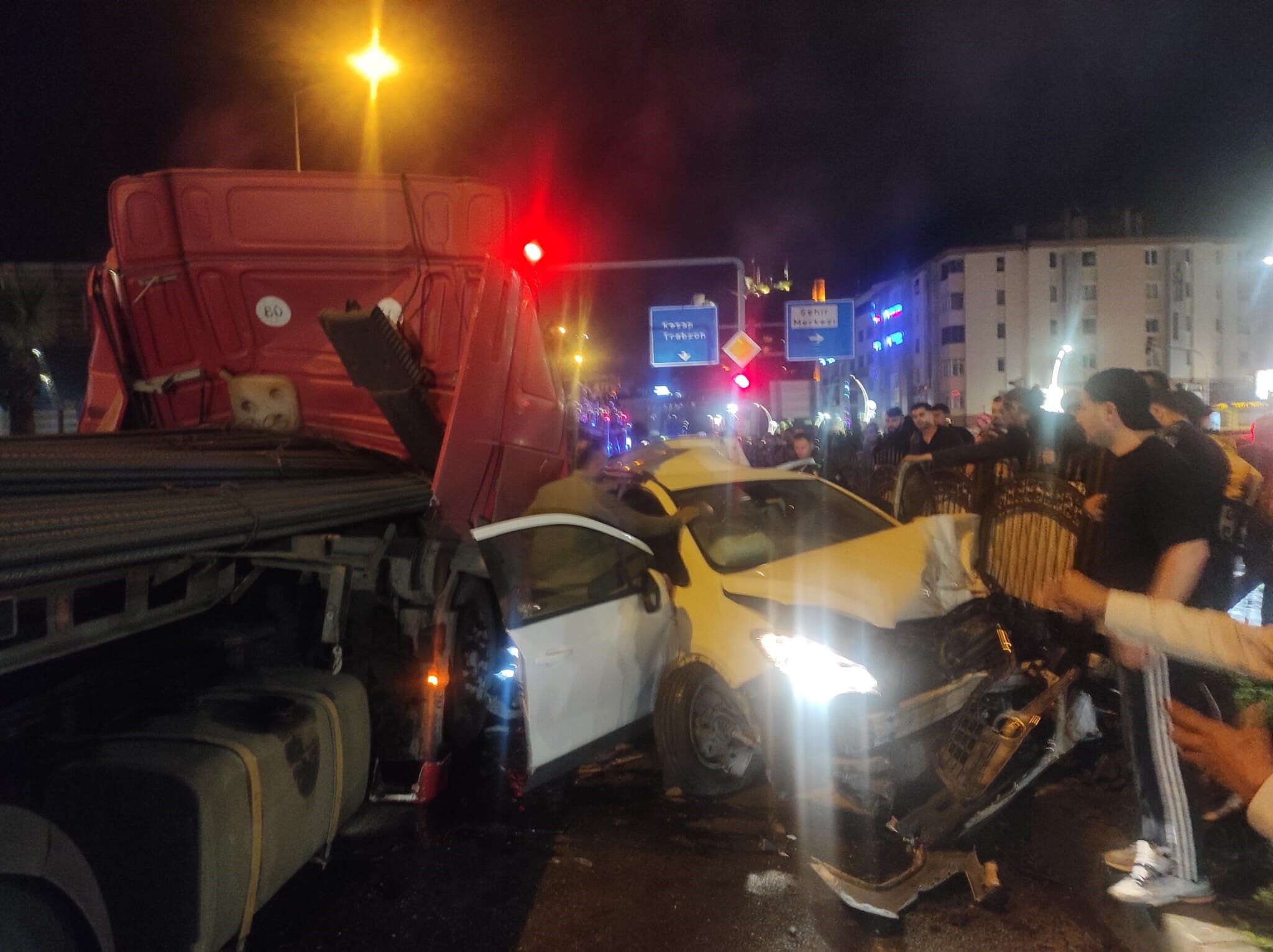 Giresun'da tır iki otomobile çarptı: 5 ölü, 6 yaralı