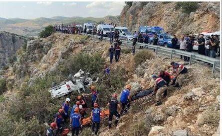 Antalya’da otomobil uçuruma yuvarlandı: 5 ölü, 2 yaralı