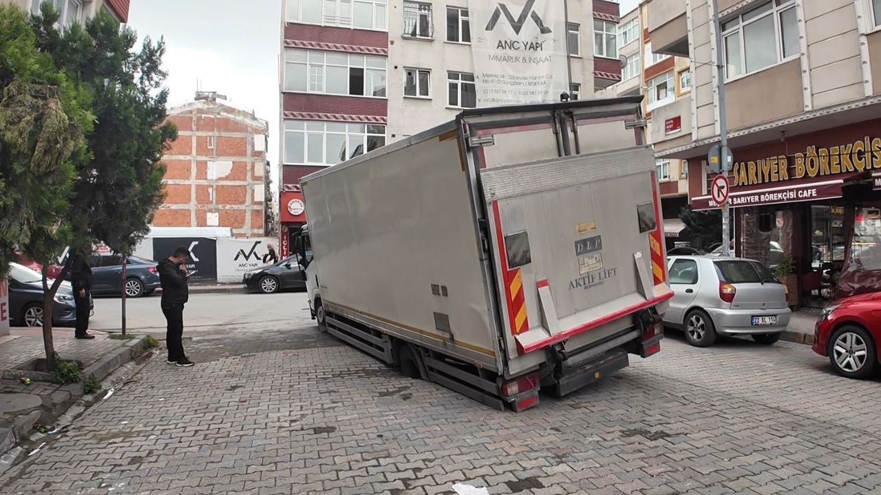 Güngören'de yol çöktü, kamyonet çukura düştü