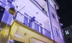 Ayrıldığı erkek arkadaşı evi bastı, kadın alt katın balkonuna atladı