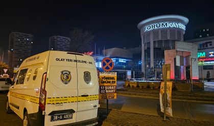 Anne ve 2 kızı bıçaklandı