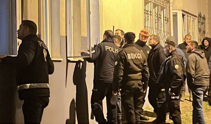 Çenesine silah dayayıp boşandığı eşinin gelmesini istedi