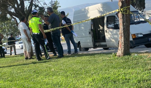 Park halindeki minibüste ceset bulundu