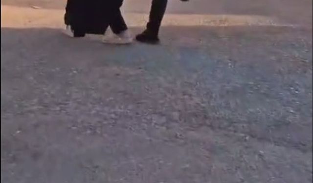 Sokak ortasında eşini darbetti
