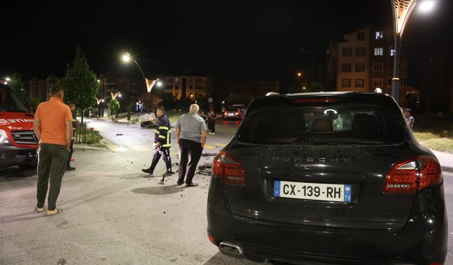 Çarpışan iki Porsche otomobilden birisi takla attı