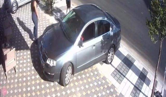 Araçta bırakılan çocuk, el frenini indirdi