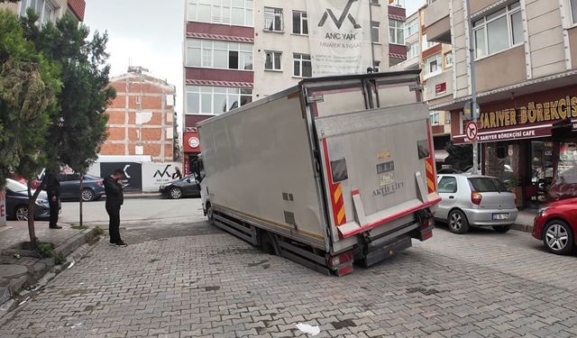 Güngören'de yol çöktü, kamyonet çukura düştü