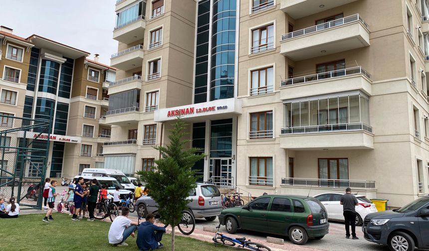 Karısını bıçaklayarak öldürüp başında bekledi