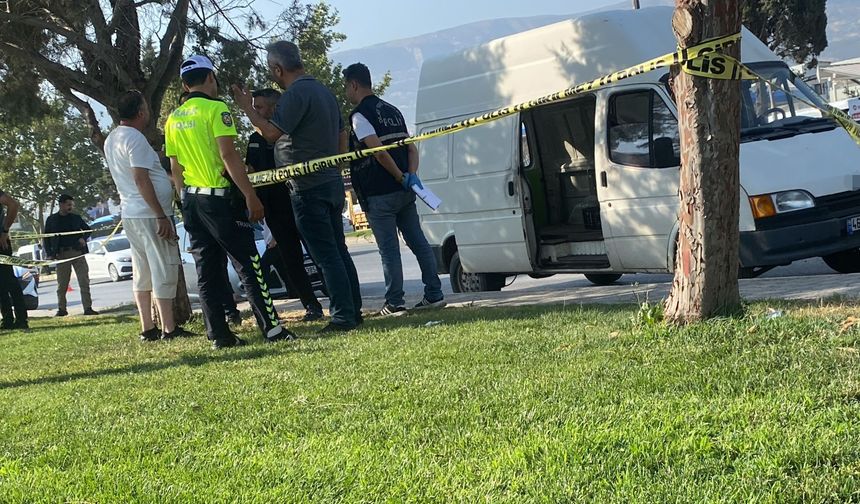 Park halindeki minibüste ceset bulundu
