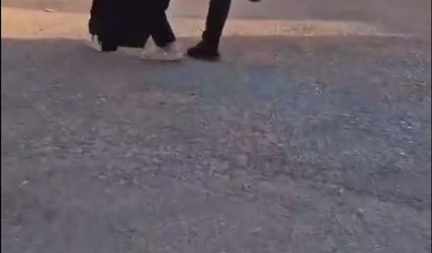 Sokak ortasında eşini darbetti