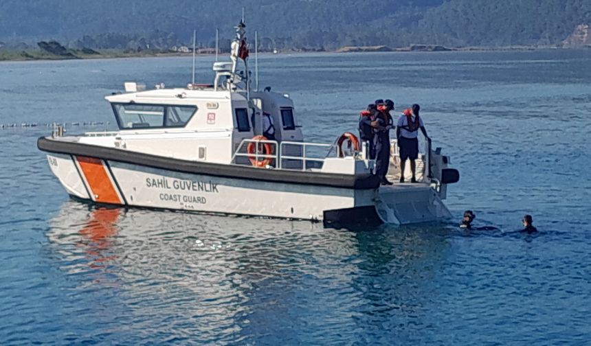 Akülü sandalye ile geldiği iskeleden kendini denize bıraktı
