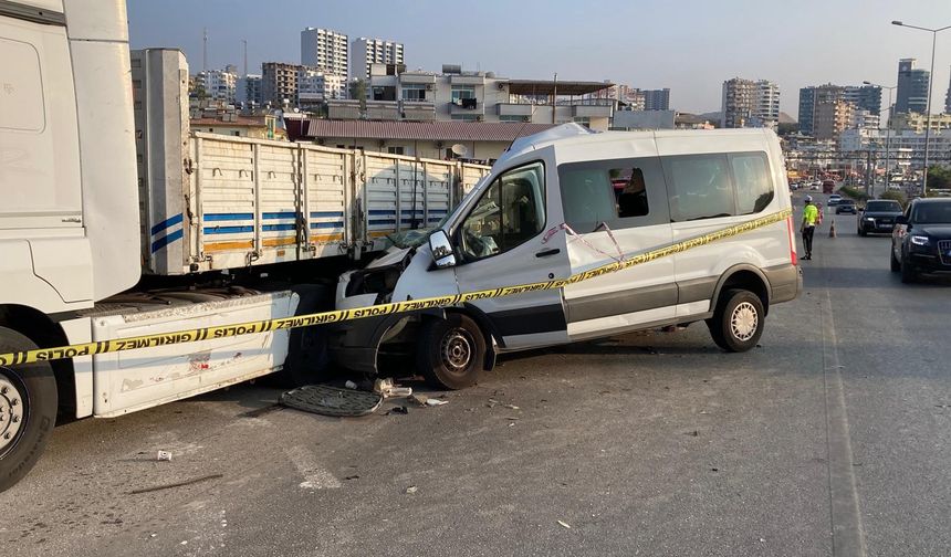 Öğrencileri Mersin'e tatile getiren minibüs kaza yaptı: 2 ölü, 10 yaralı