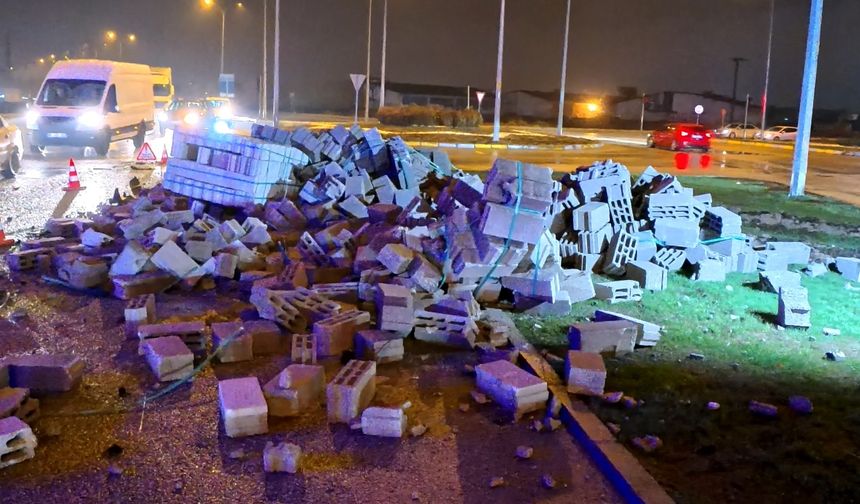 Aksaray'da tır ile servis aracı çarpıştı: 2 yaralı