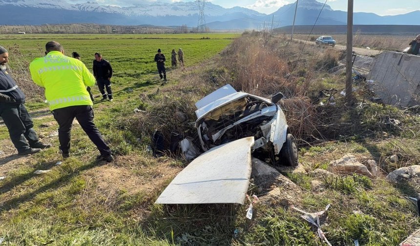 Kontrolden çıkan otomobil şarampole yuvarlandı: 2 yaralı