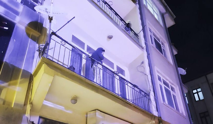 Ayrıldığı erkek arkadaşı evi bastı, kadın alt katın balkonuna atladı