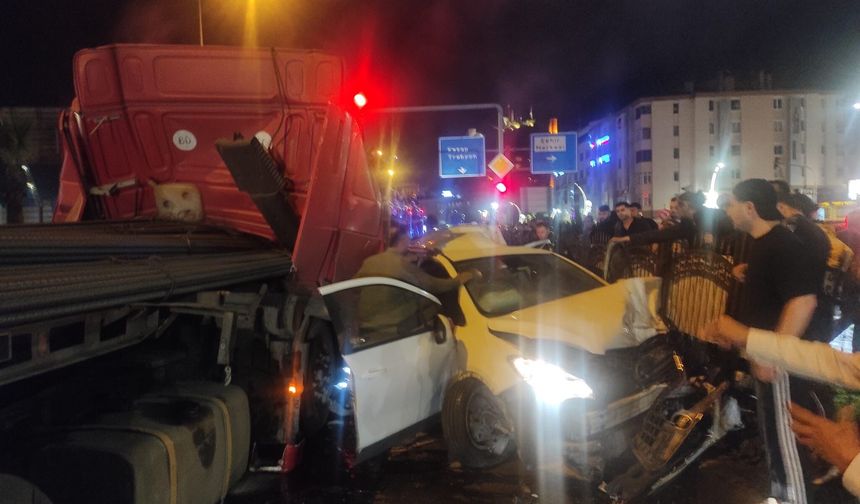 Giresun'da tır iki otomobile çarptı: 5 ölü, 6 yaralı